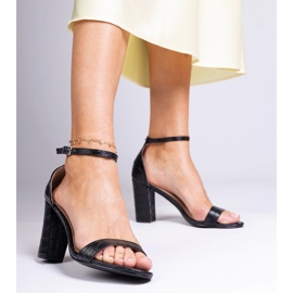 Postissa mustat sandaalit 1