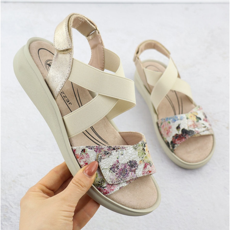 Naisten mukavat sandaalit tarraa beige jezzi 24142 1