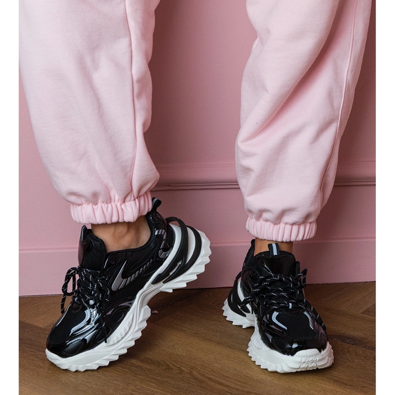 Mustat urheilun lenkkarit tyylikkäällä pohjalla 1