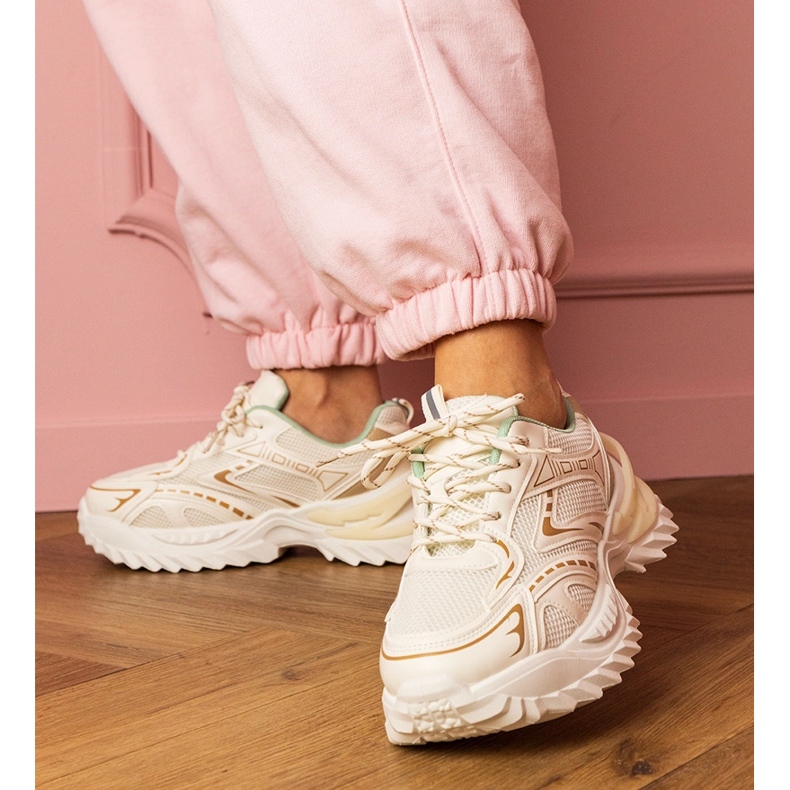 Beige urheilu lenkkarit paksulla pohjalla 1