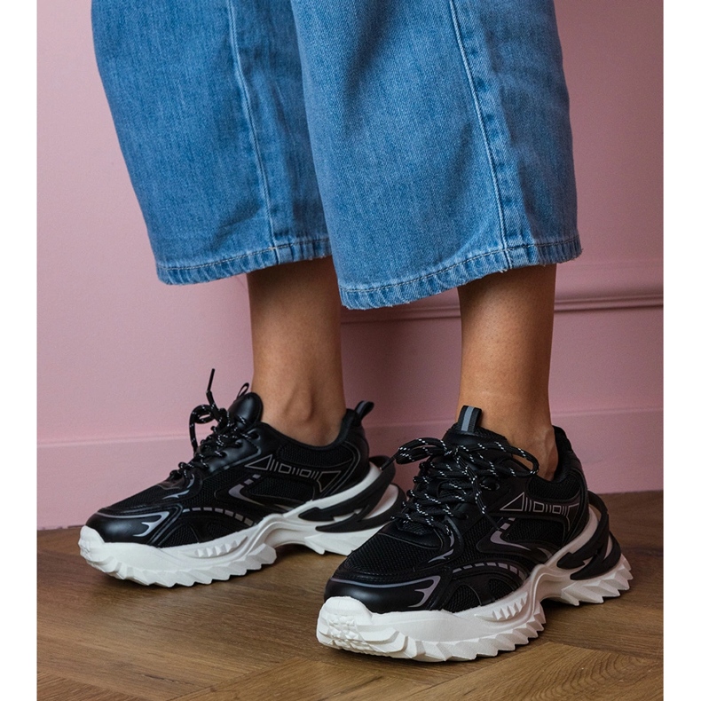 Mustat urheilun lenkkarit paksulla pohjalla 1