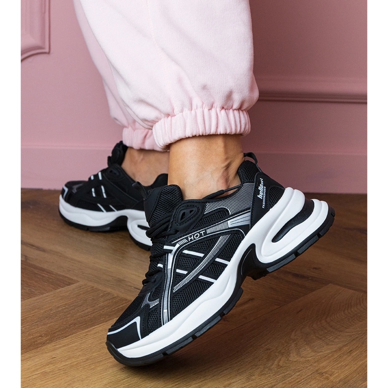 Mustat urheilut lenkkarit massiivisella pohjalla 1