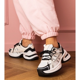 Valkoiset ja valkoiset urheilun lenkkarit massiivisella pohjalla valkoinen 1