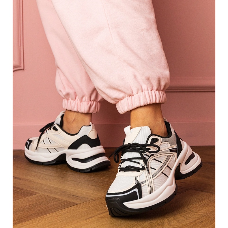 Valkoiset ja valkoiset urheilun lenkkarit massiivisella pohjalla valkoinen 1