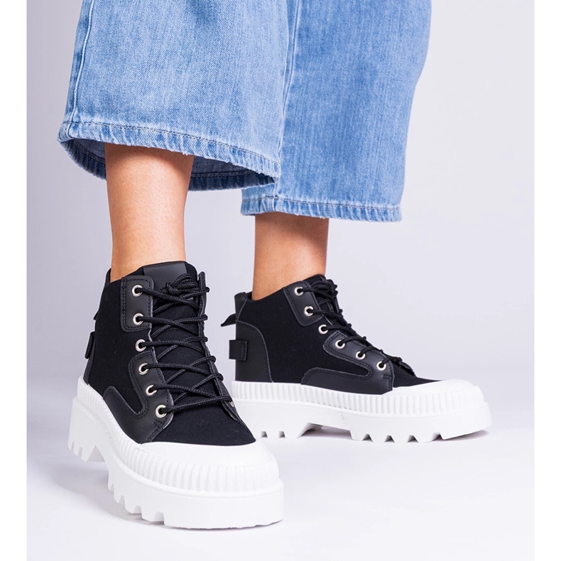 Inna Mustat korkeatasoiset Grotta-lenkkarit 1