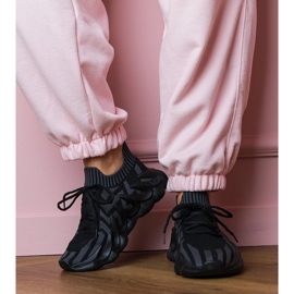 Mustat urheilut lenkkarit massiivisella pohjalla 1