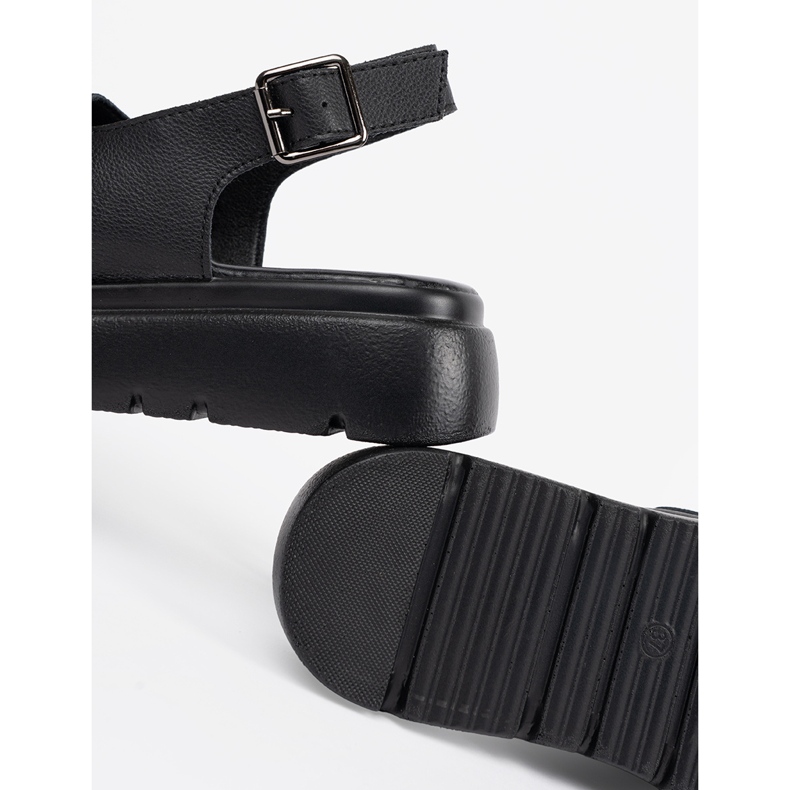 Goodin Mustat klassiset sandaalit laiturilla 1