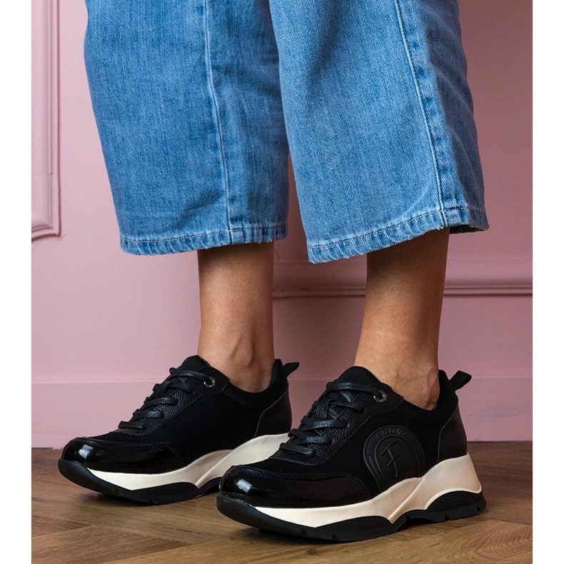 Mustat naisten urheilulenkkarit 1