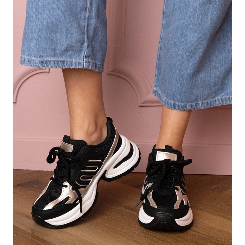 Mustat urheilut lenkkarit massiivisella pohjalla 1