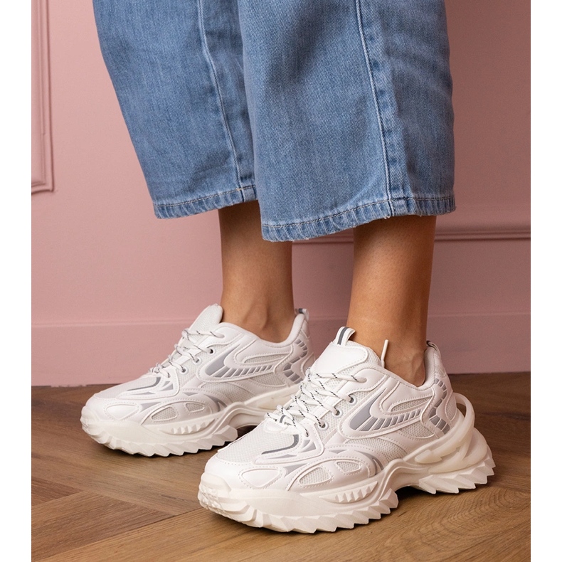 Valkoiset urheilun lenkkarit tyylikkäällä pohjalla valkoinen 1