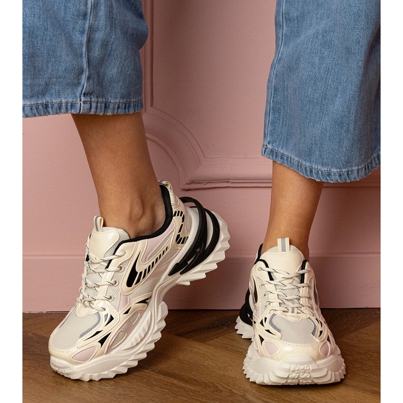 Beige urheilu lenkkarit tyylikkäässä pohjassa 1