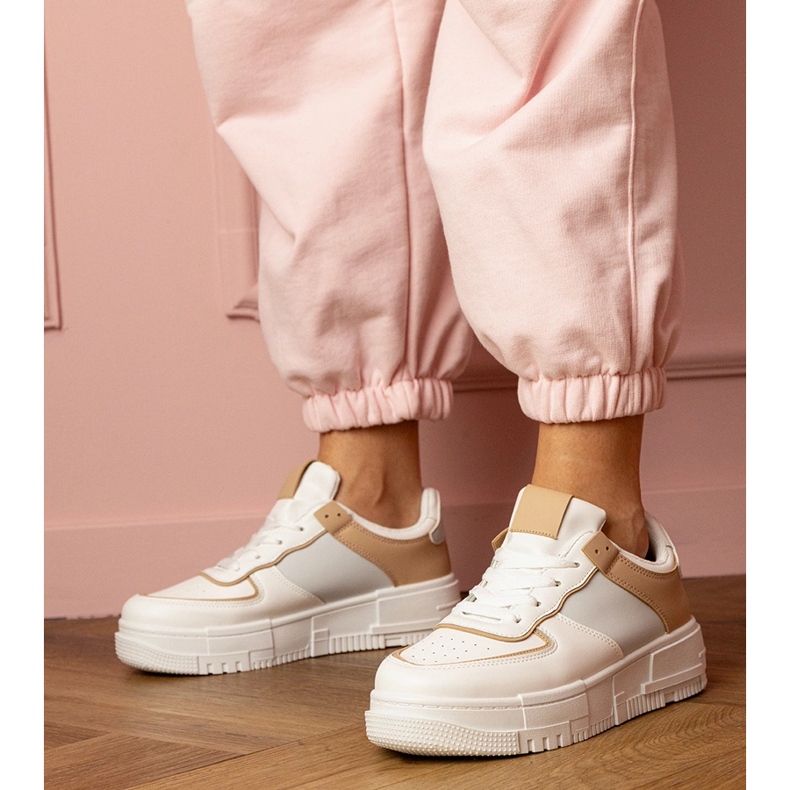 Valkoiset ja beige -urheilun lenkkarit Platfotmissa 1