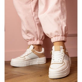 Valkoiset ja beige -urheilun lenkkarit Platfotmissa 2