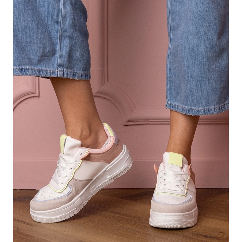 Valkoiset ja harmaat urheilun lenkkarit Platfotmissa 1