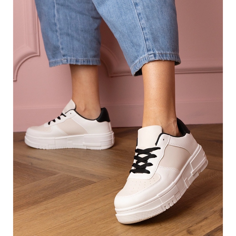 Beige urheilu lenkkarit Platfotmissa 1