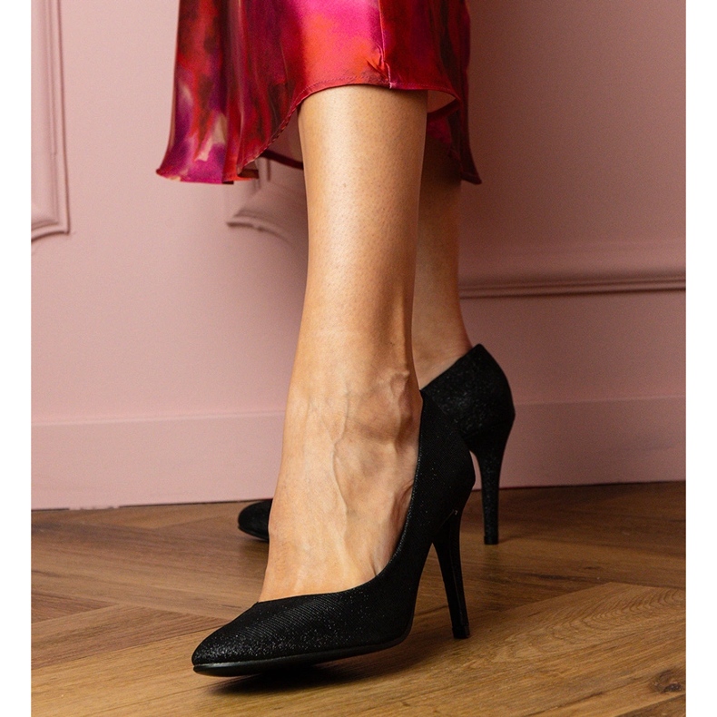 Mustat pumput brokaatin viimeistelyssä 2