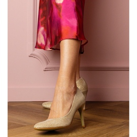 Kultaiset pumput brokaatin viimeistelyssä kultainen 1