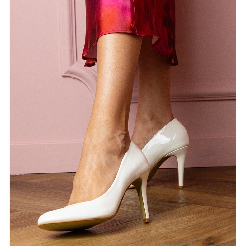 Valkoiset klassiset pumput lakaistaan ​​nastalla valkoinen 1