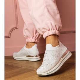 Valkoisten naisten lenkkarit laiturilla zirkonilla valkoinen 1