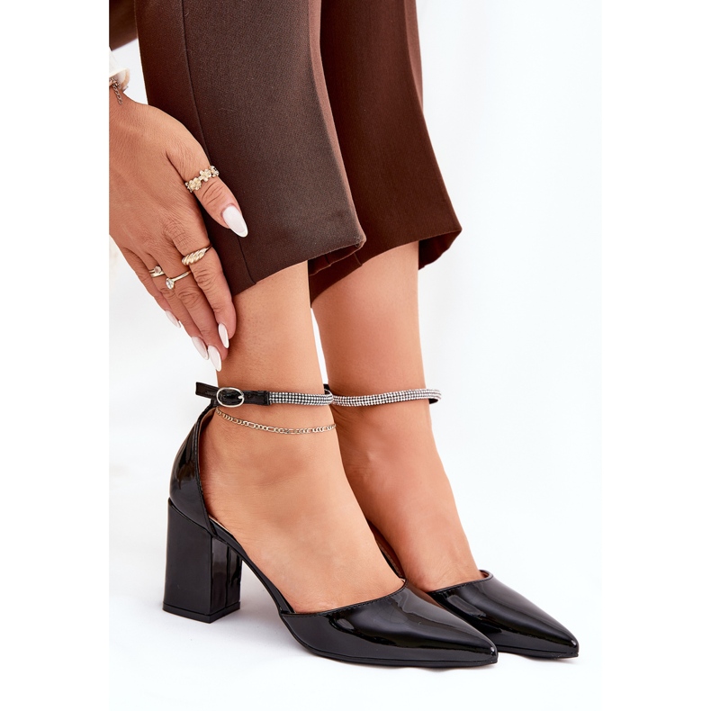 Maalattu pumput, joissa on terävät varpaat mustalla pylväällä 2