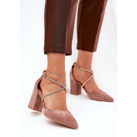 Pumput terävillä varpaisilla ja sisustetuilla raidoilla pimeässä pylväässä beige 2