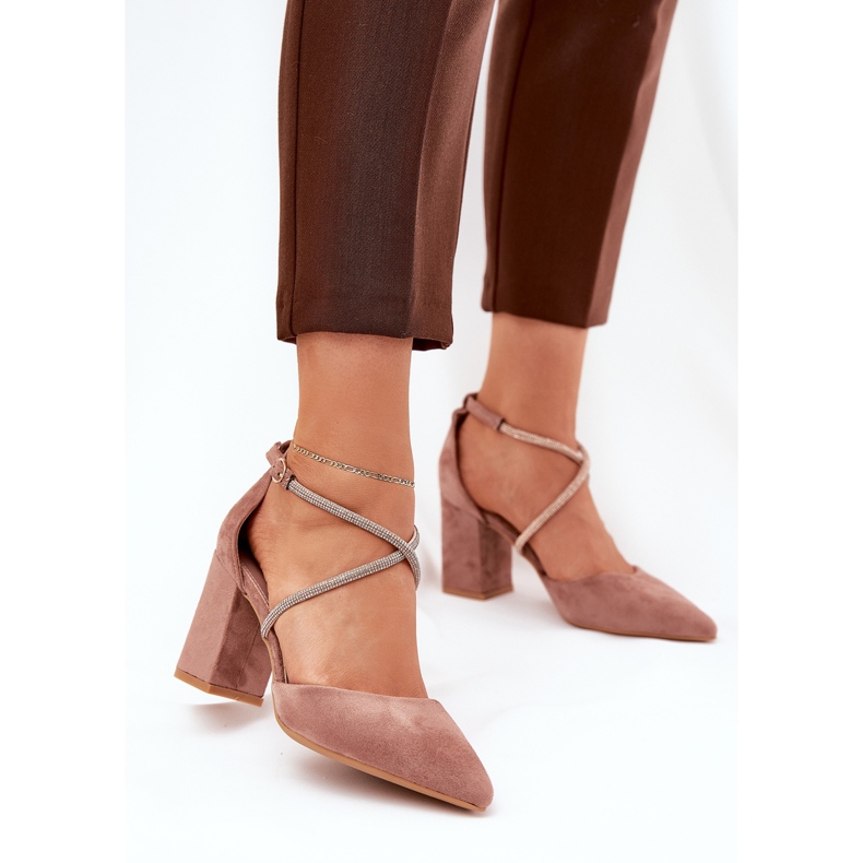 Pumput terävillä varpaisilla ja sisustetuilla raidoilla pimeässä pylväässä beige 2