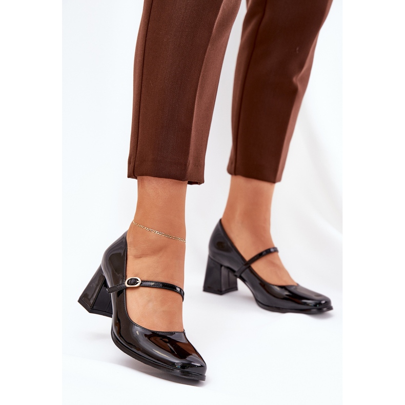 Maalattu pumput pylväällä vyöllä ja solki mustalla 2