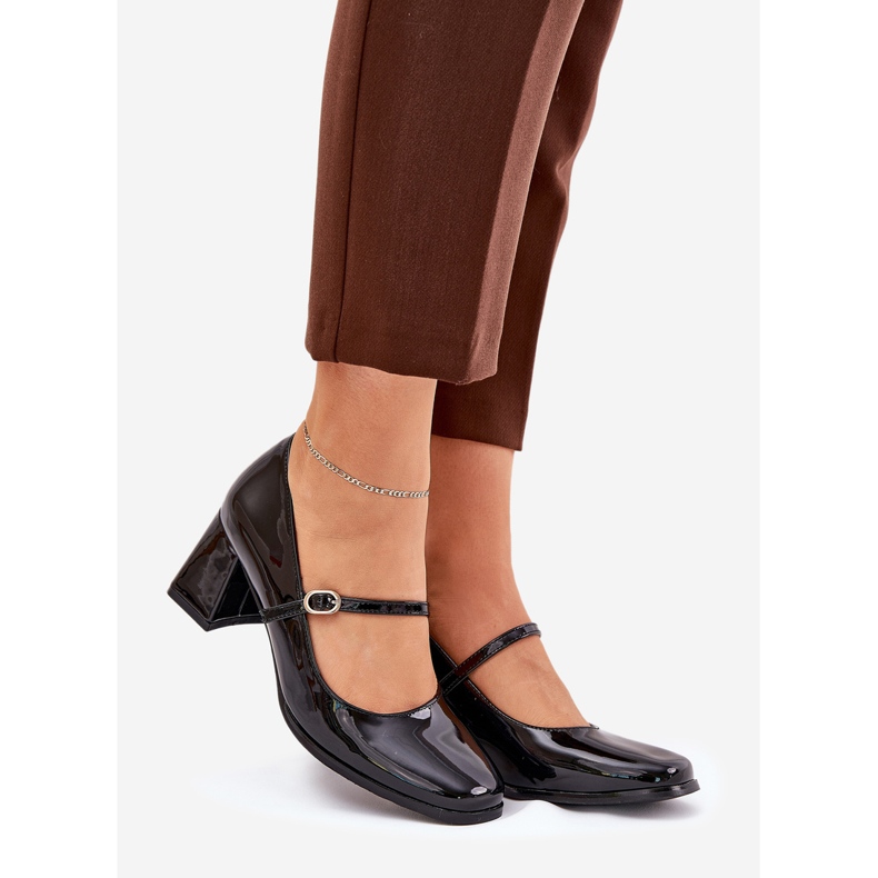 Maalattu pumput pylväällä vyöllä ja solki mustalla 1