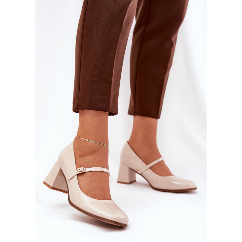 Maalattu pumput pylväällä hihnalla ja solki beige 2