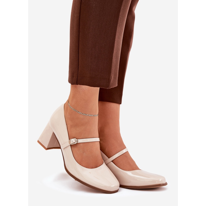 Maalattu pumput pylväällä hihnalla ja solki beige 1