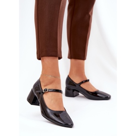 Maalattu pumput vyöllä ja solki mustalla 2