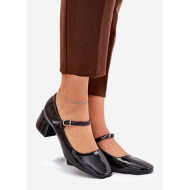 Maalattu pumput vyöllä ja solki mustalla 1