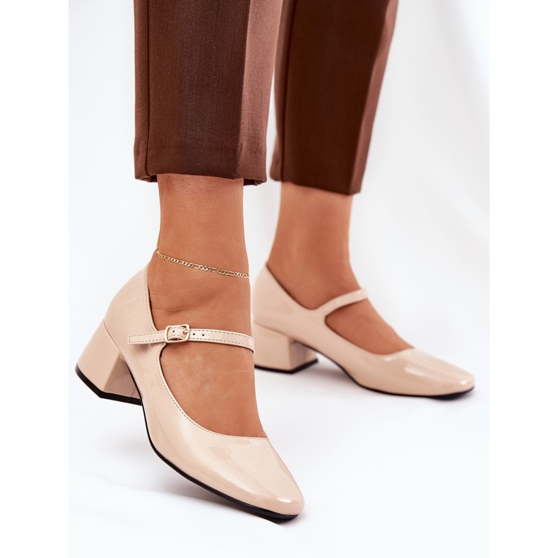 Maalattu pumput beigevyöllä ja solki 2