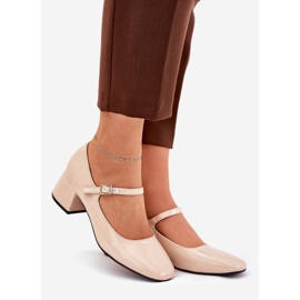 Maalattu pumput beigevyöllä ja solki 1