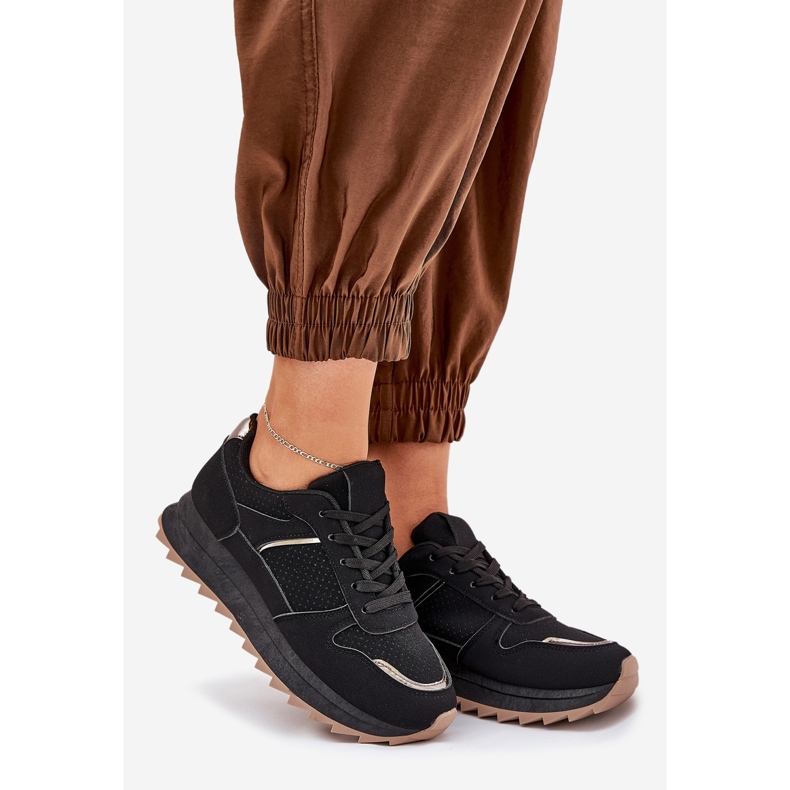 Naisten urheilukengät alustalla musta 1