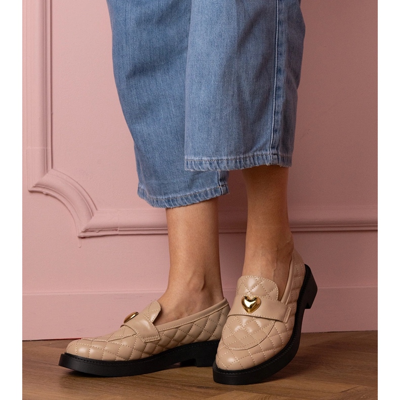 Beige tikattujen leivänkoristeet koristeltu 1