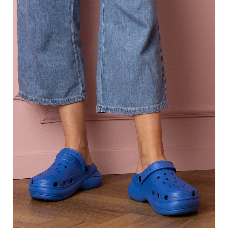 Sininen rakennettu -UP -flip flops lavalla 1