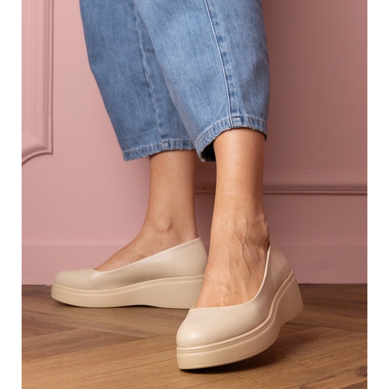 Beige -kengät ekologisella laiturilla 1