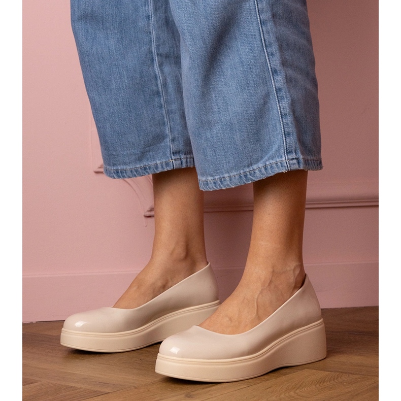 Beige -lautetut kengät laiturilla 1