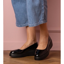 Mustat kengät lakattu lavalla 1