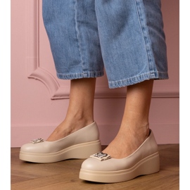 Beige -kengät laiturilla zirkonin sisustuksella 1