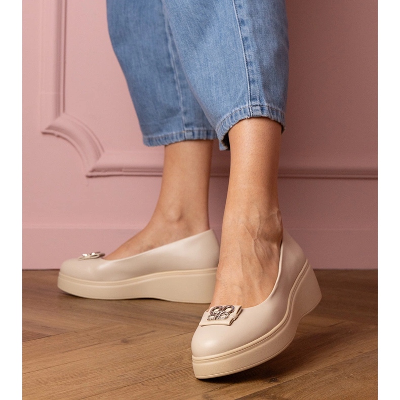 Beige -kengät laiturilla zirkonin sisustuksella 2