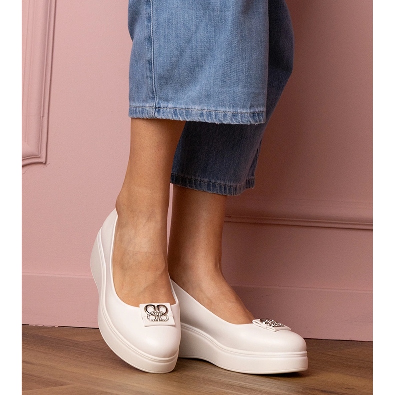 Valkoiset kengät laiturilla zirkonin sisustuksella valkoinen 1