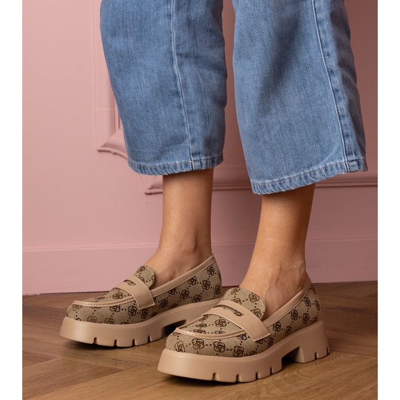 Naisten ruskeat leipomot kirjonnalla 1