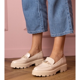 Beige lakattu leipä zirkoni -perhonen kanssa 1