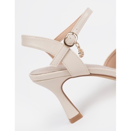 Goodin Kevyet beige pumput avoimella kantapäällä 1