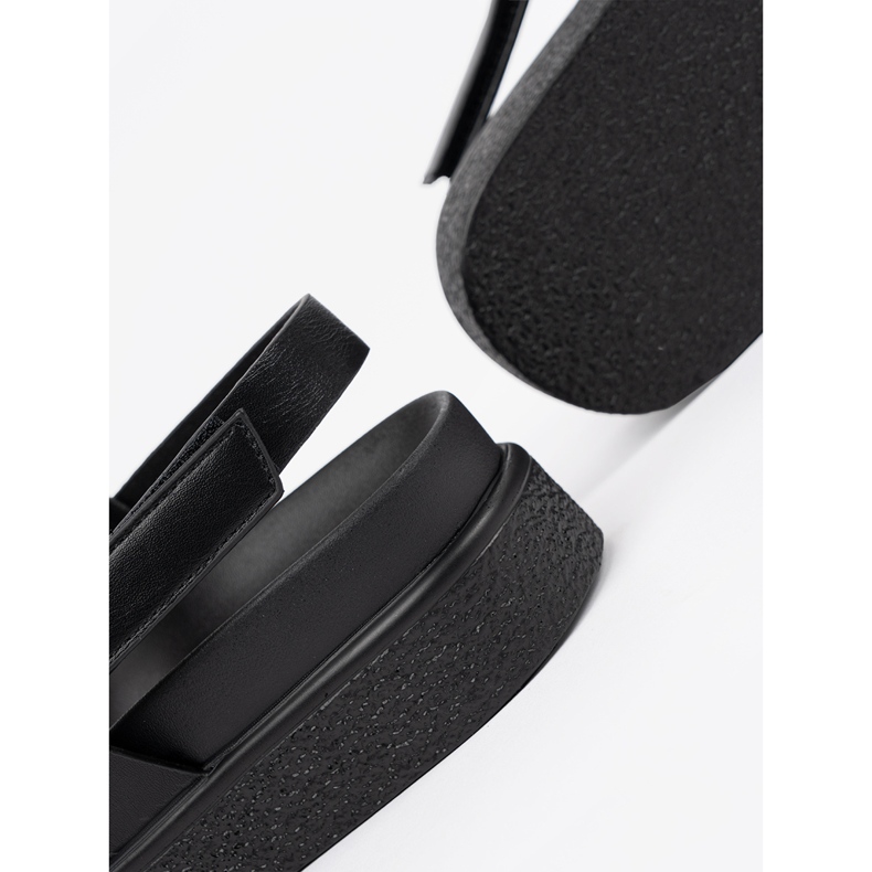 Goodin Klassiset sandaalit mustalla alustalla 1