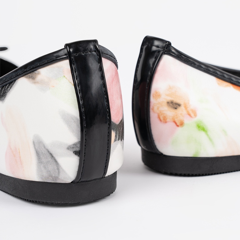 Värikkäitä balleriineja mustalla nenällä monivärinen 1