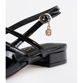 Goodin Mustat lakatut pumput kultaisilla lisäyksillä 1