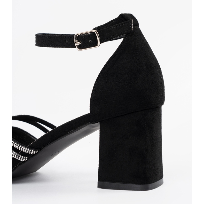 Goodin Postissa olevat mustat mokkanahkaiset sandaalit 1